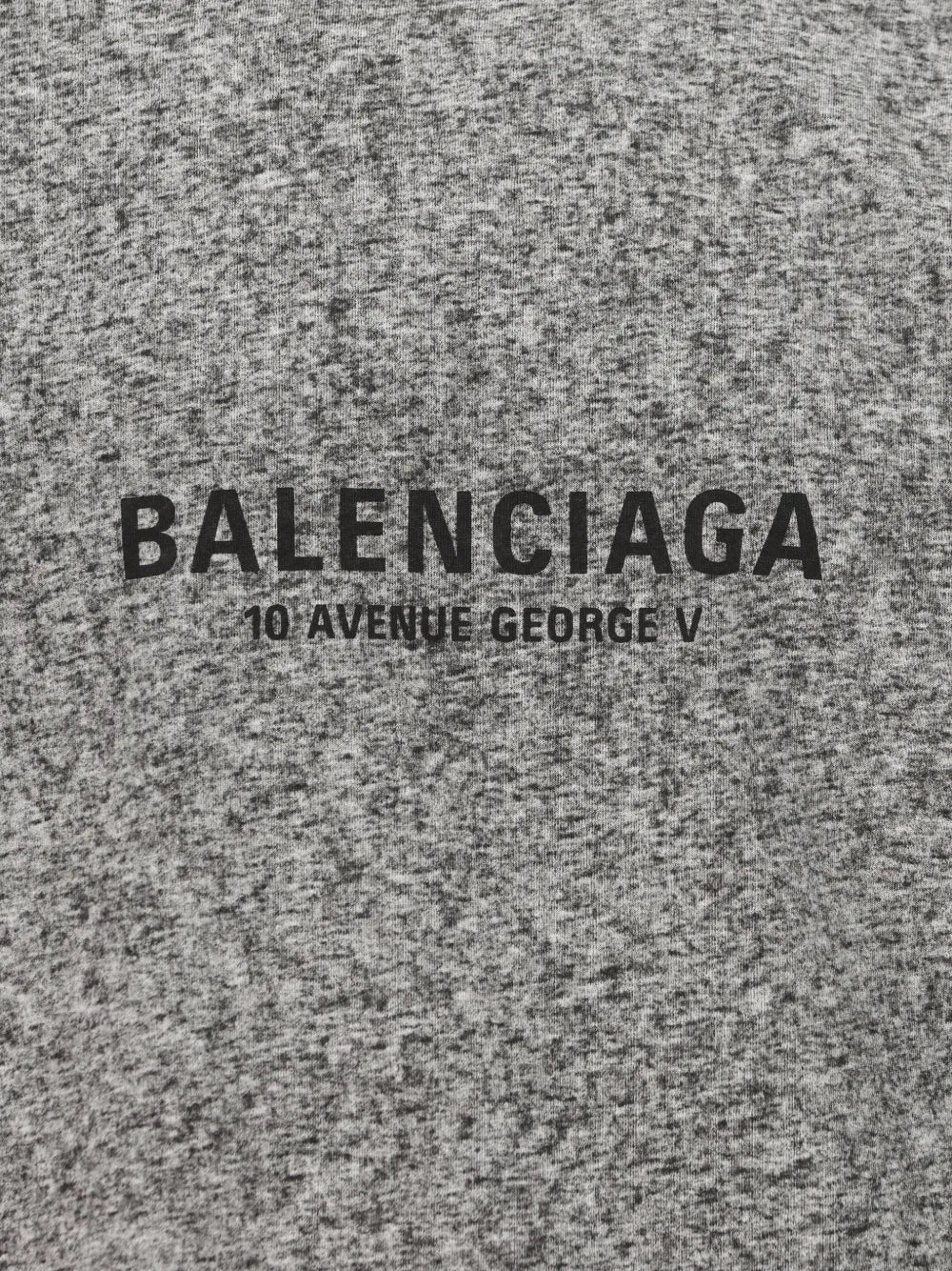 Balenciaga — Сива маица со контрастен раб — детален приказ
