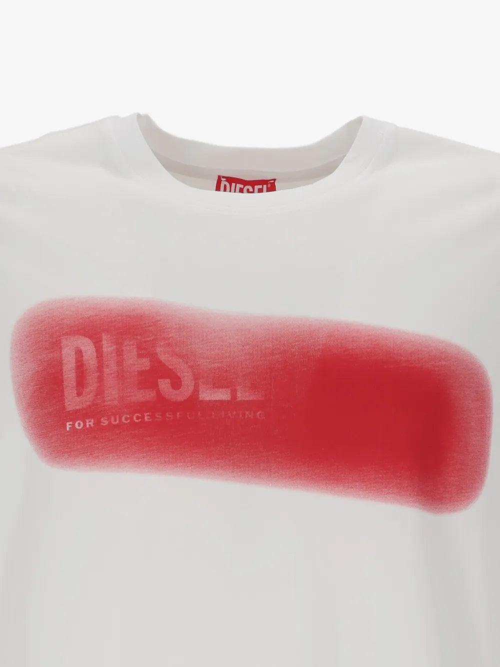 Diesel — Бела маица со црвен натпис — детален приказ