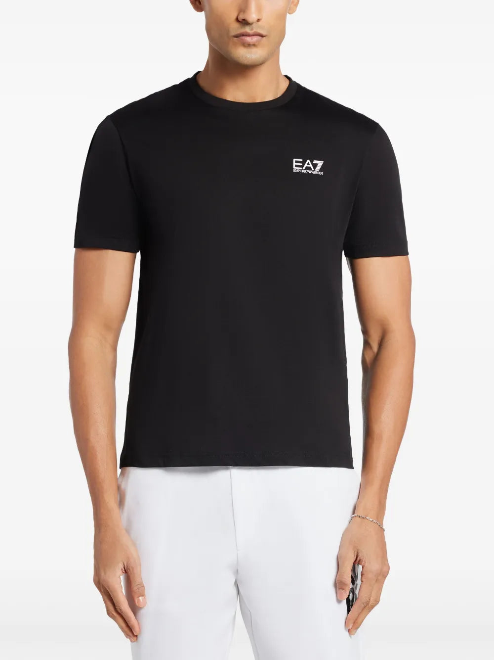 EA7 Emporio Armani — Црна маица со мало EA7 лого — детален приказ