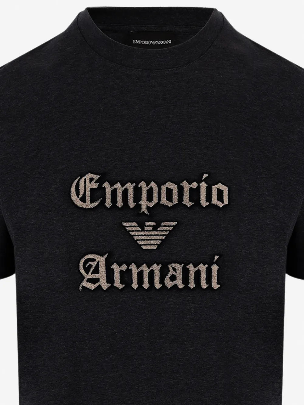 Emporio Armani — Црна маица со златест натпис — детален приказ