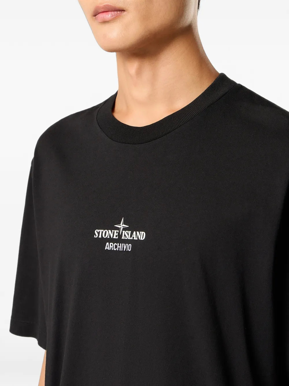 Stone Island — Црна маица со мал натпис — детален приказ