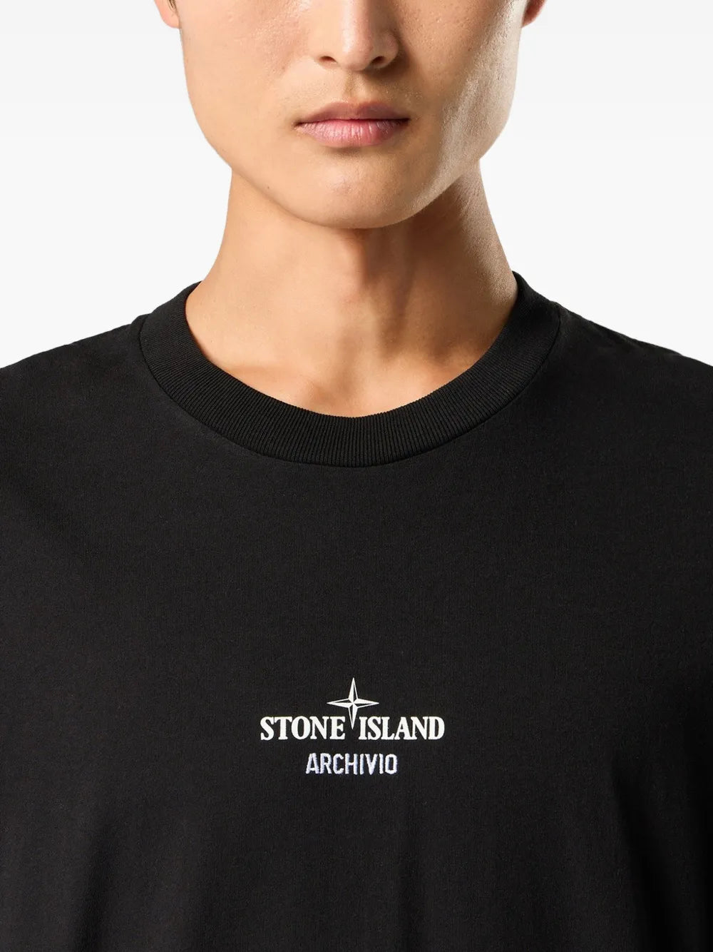 Stone Island — Црна маица со мал натпис — детален приказ