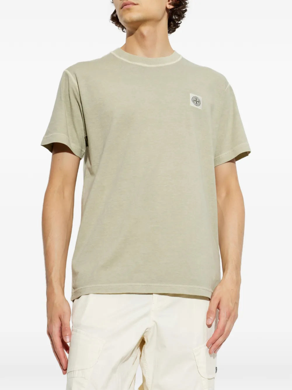 Stone Island — Светлобеж маица со ознака на градите — детален приказ